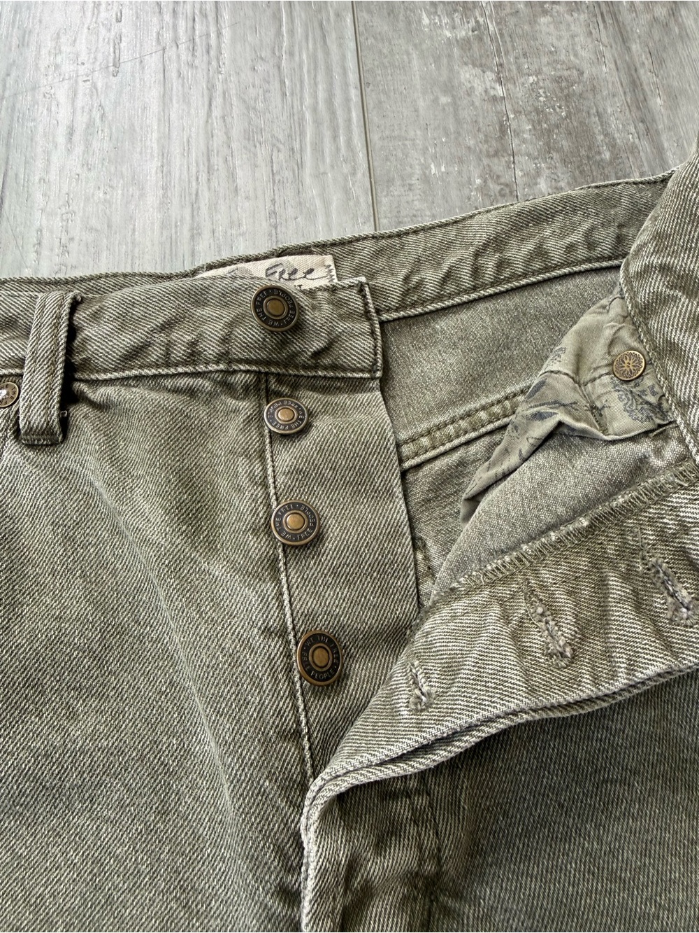 Free People We The Free Sequoia Distressed Denim Shorts Olive Green Size 28 - Picture 4 of 13